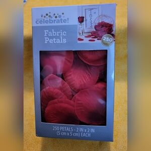 250 Red Fabric Petals (NEW)